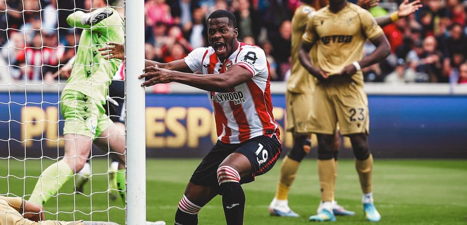 Brentford futbolçusu qolu qeyd edir