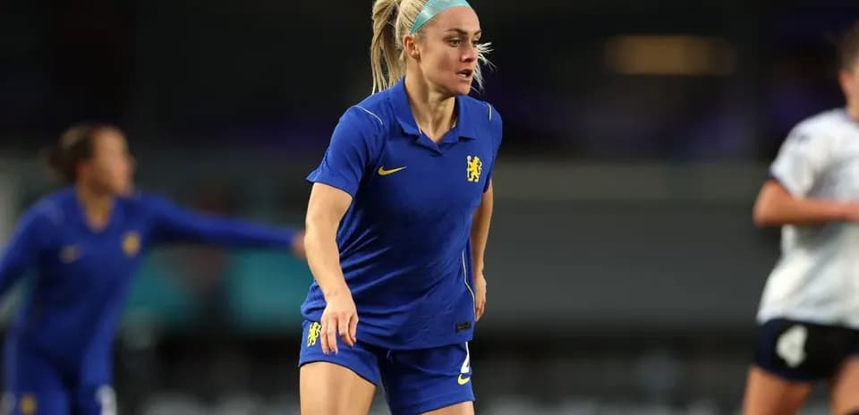 Chelsea W futbolçusu oyuna hazırlaşır