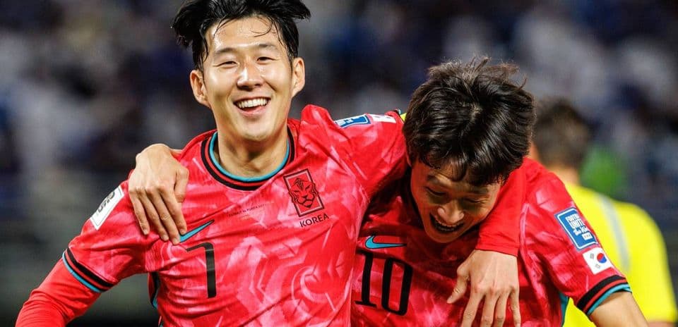 Cənubi Koreya futbolçuları sevinir