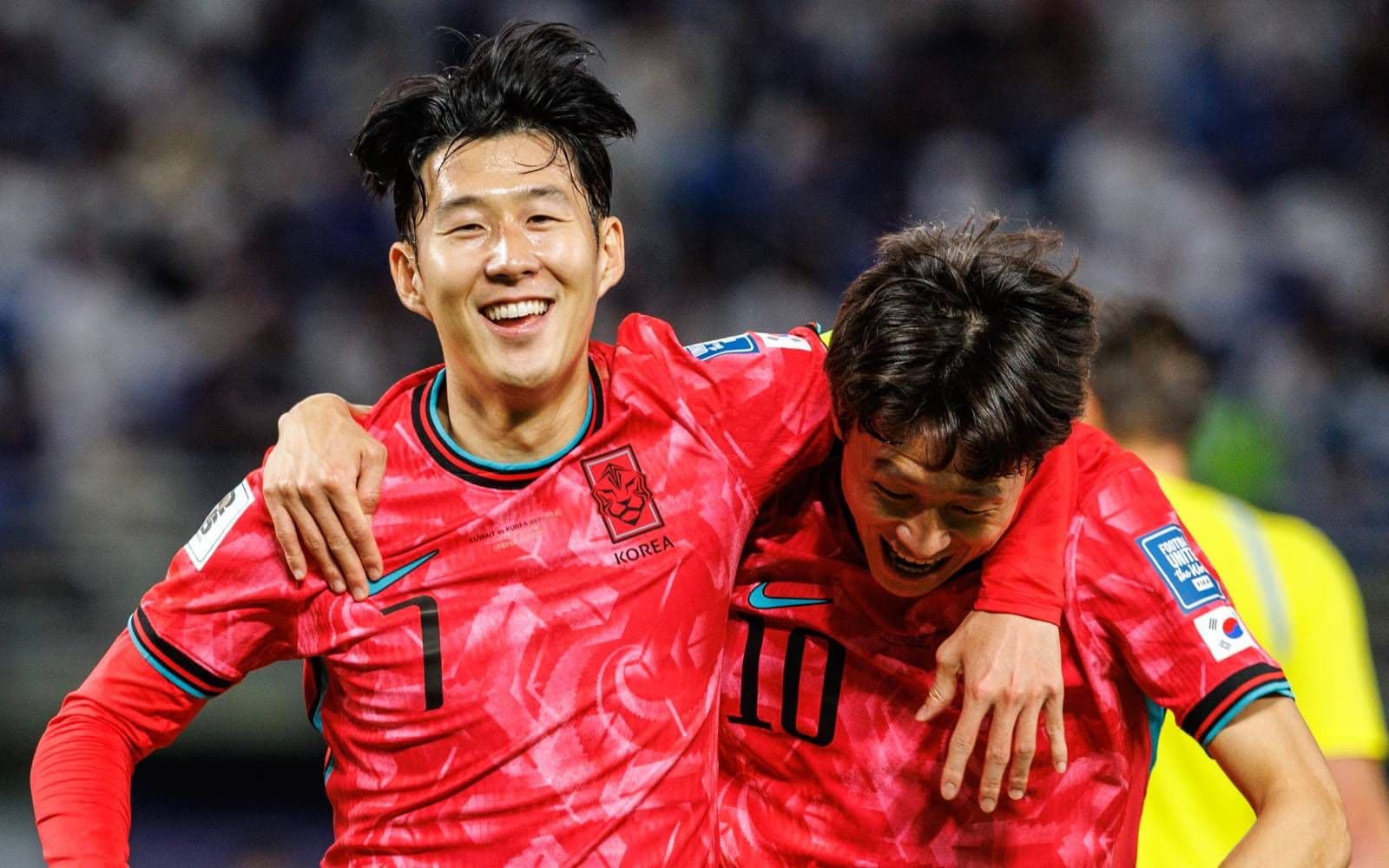 Cənubi Koreya futbolçuları sevinir
