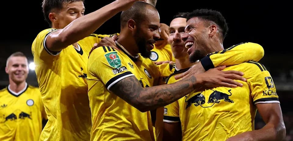 Futbolçular qələbə sevinci ilə bir-birini təbrik edir