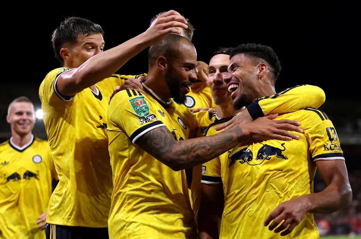 Futbolçular qələbə sevinci ilə bir-birini təbrik edir