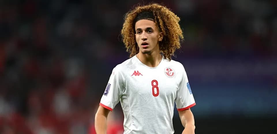 Futbolçu 8 nömrəli forma ilə meydanda