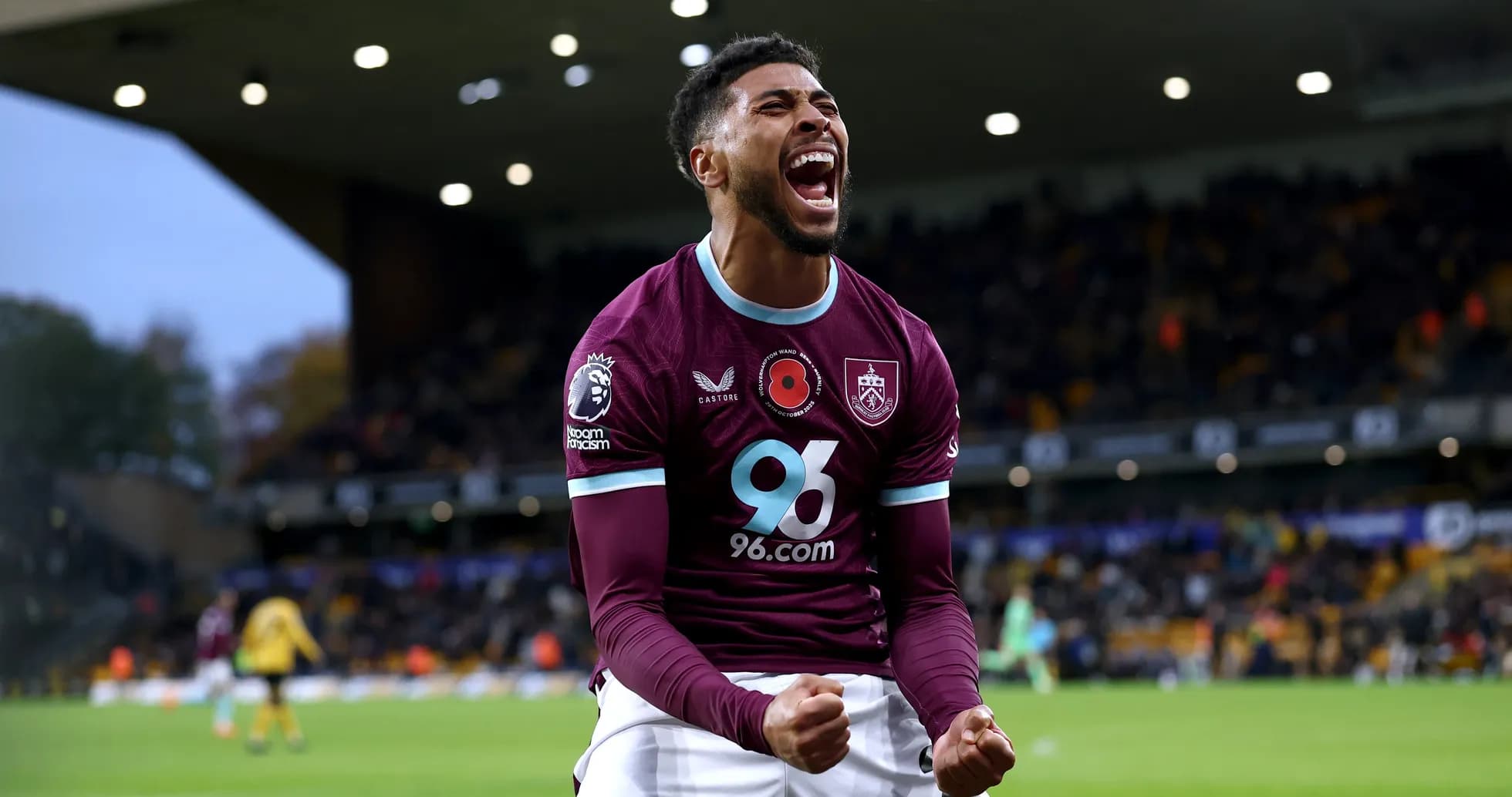 Burnley futbolçusu sevincini qeyd edir