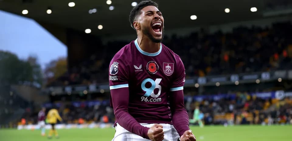 Burnley futbolçusu sevincini qeyd edir