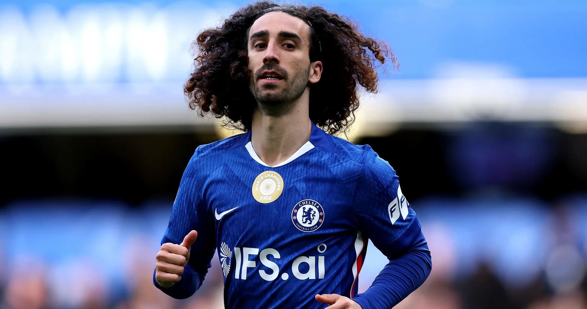 Futbolçu Chelsea formasında stadionda qaçır