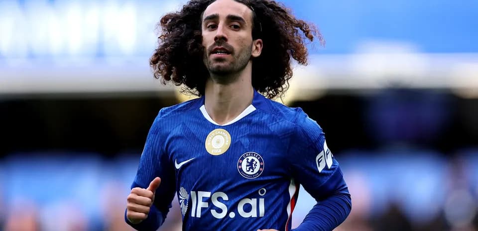 Futbolçu Chelsea formasında stadionda qaçır