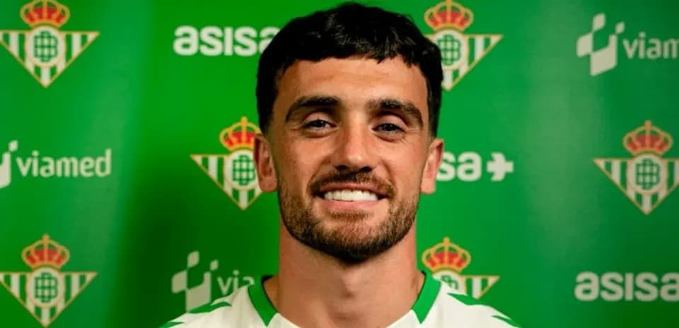 Futbolçu klubun reklam panosunda gülümsəyir