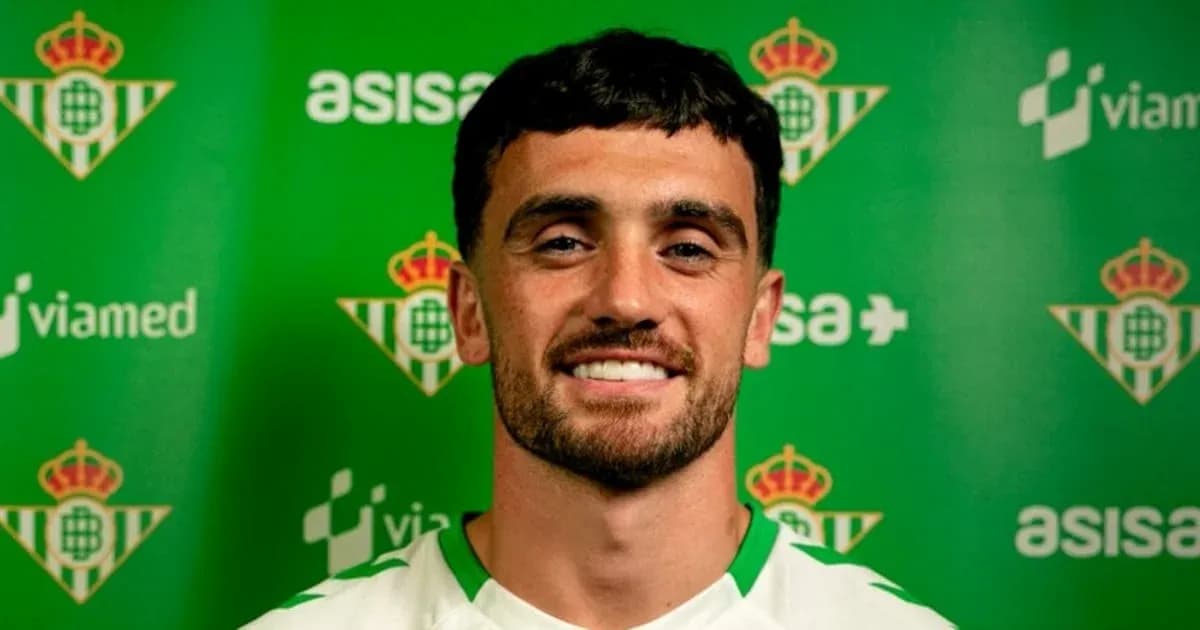 Futbolçu klubun reklam panosunda gülümsəyir