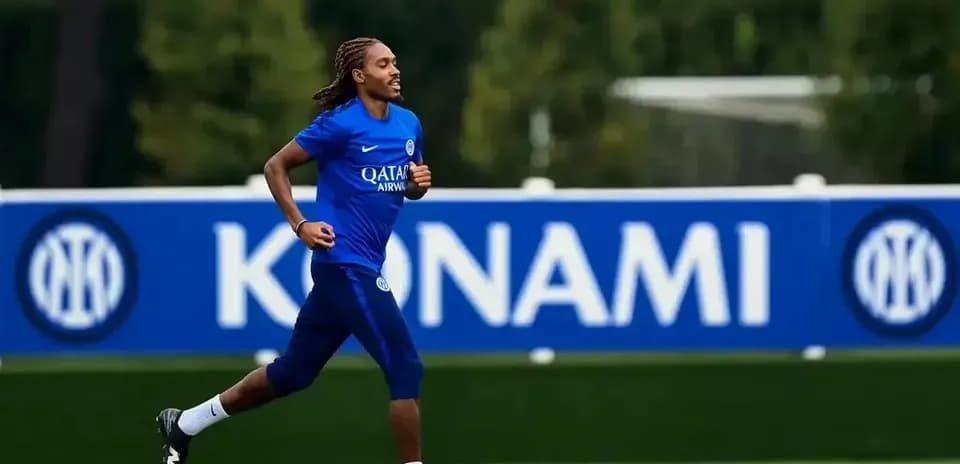Futbolçu məşq zamanı sahədə qaçır