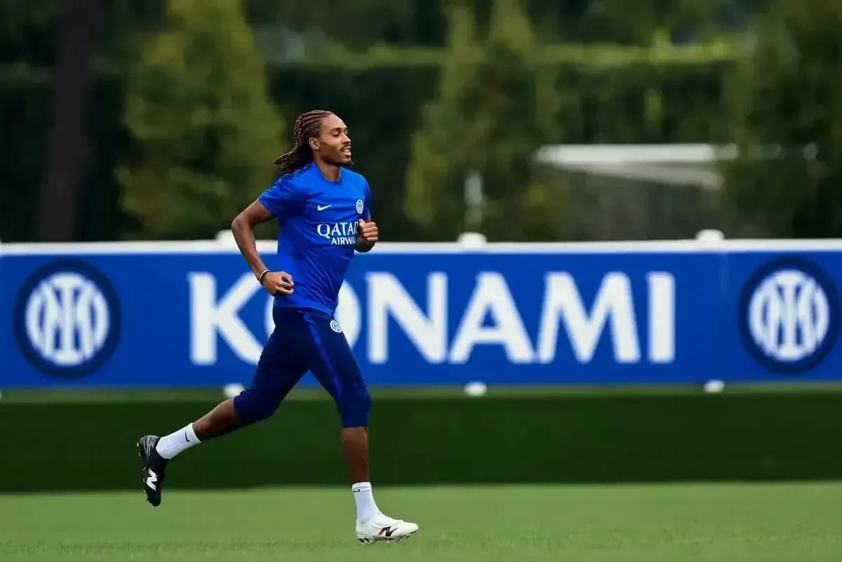 Futbolçu məşq zamanı sahədə qaçır