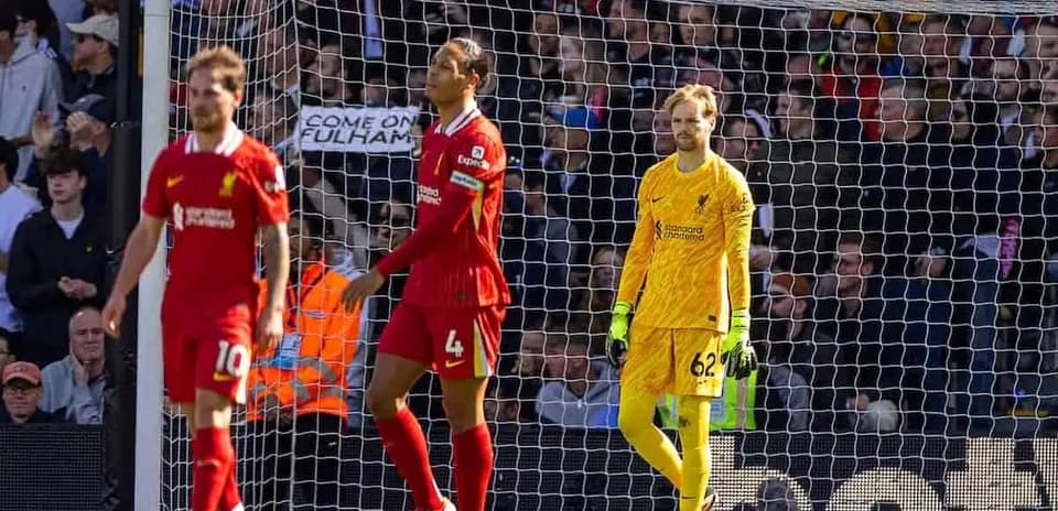 Liverpool futbolçuları qapının önündə