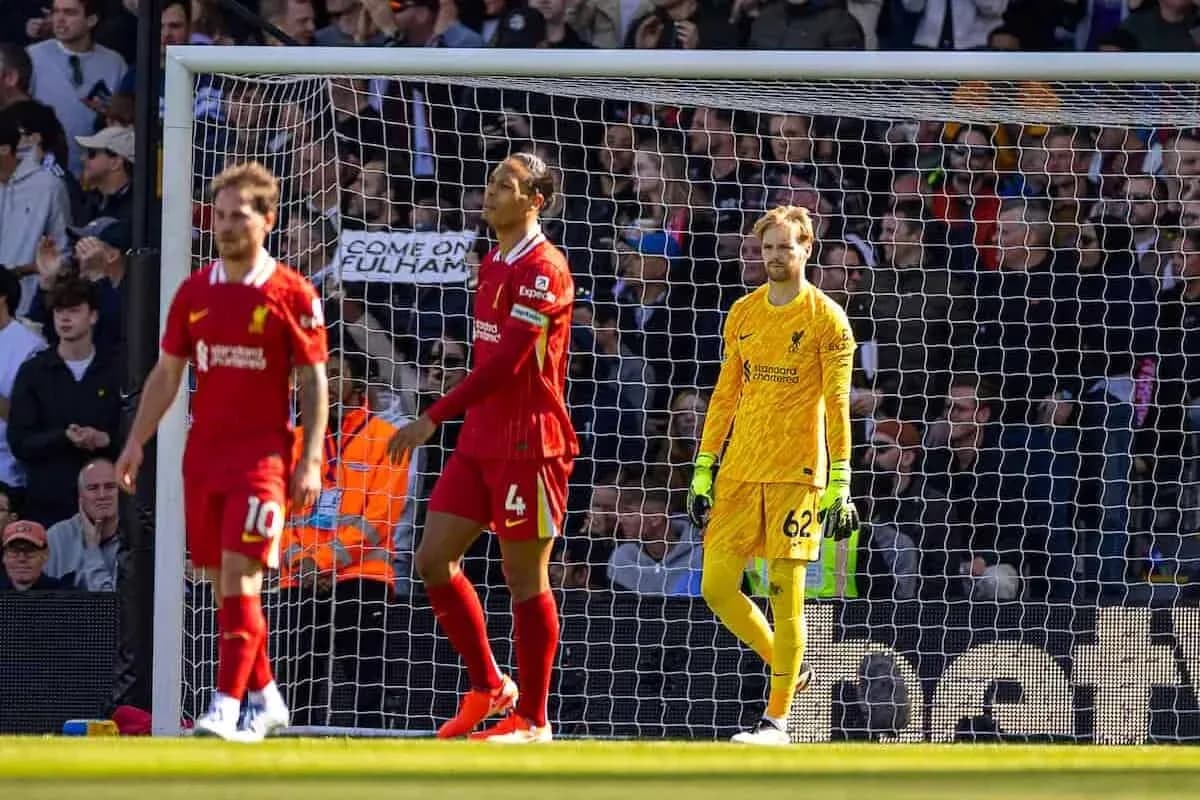 Liverpool futbolçuları qapının önündə