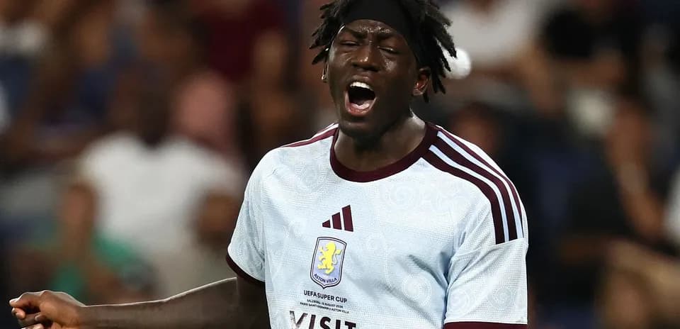 Futbolçu qışqıraraq oyunda iştirak edir
