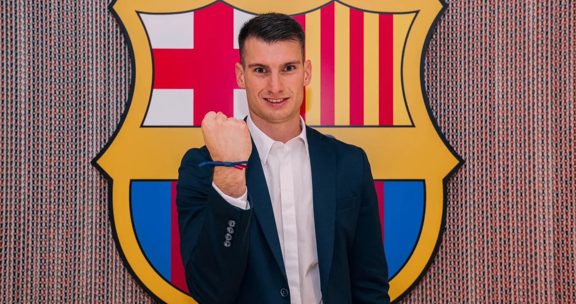 Yeni futbolçu Barcelona emblemi ilə poz verərək