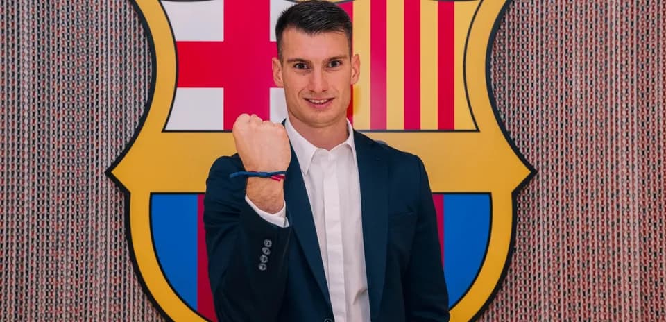 Yeni futbolçu Barcelona emblemi ilə poz verərək