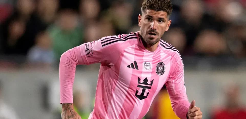 Futbolçu pink forma ilə meydanda qaçır