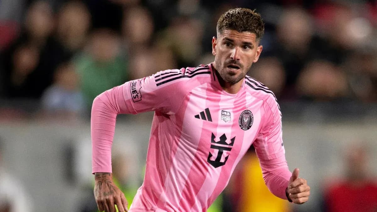 Futbolçu pink forma ilə meydanda qaçır