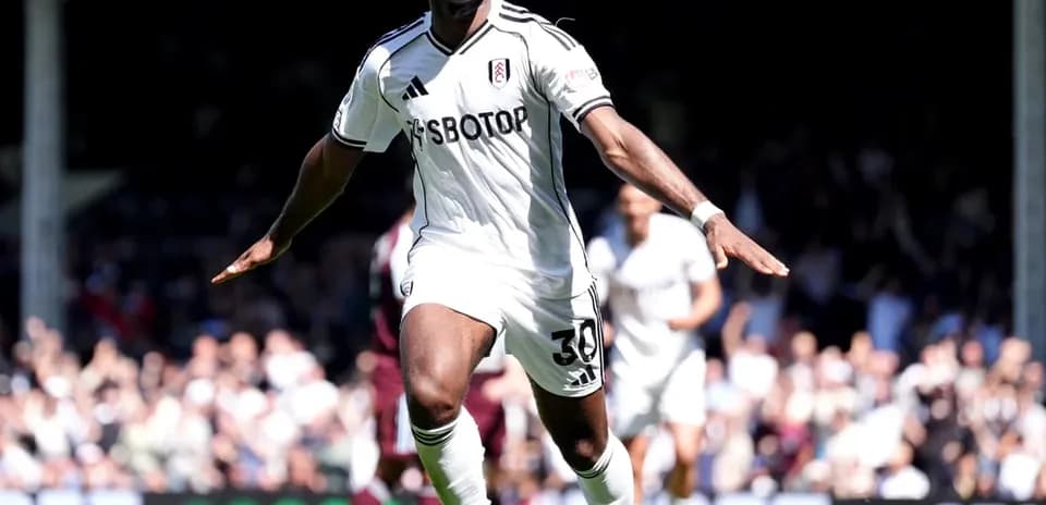 Fulham futbolçusu qolu qeyd edir