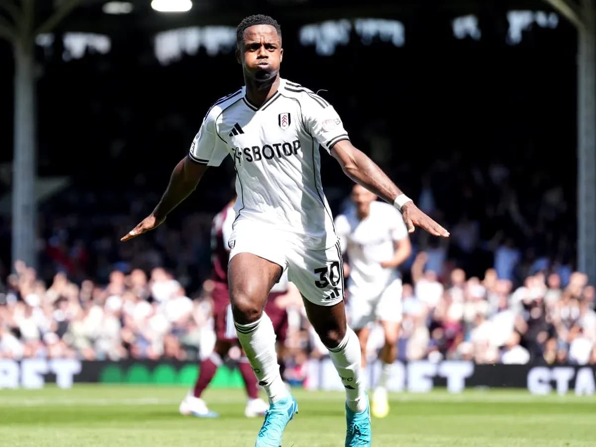 Fulham futbolçusu qolu qeyd edir