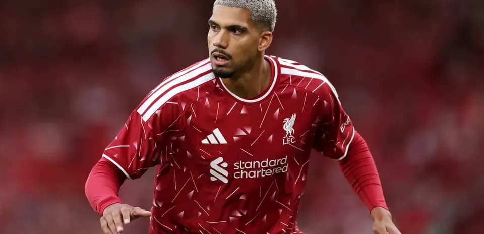 Futbolçu Liverpool formasında meydançada hərəkət edir