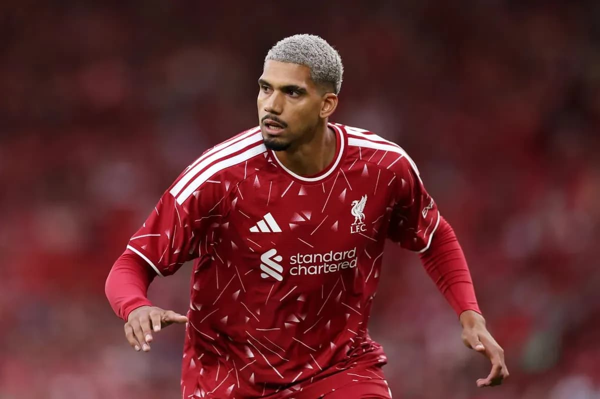 Futbolçu Liverpool formasında meydançada hərəkət edir
