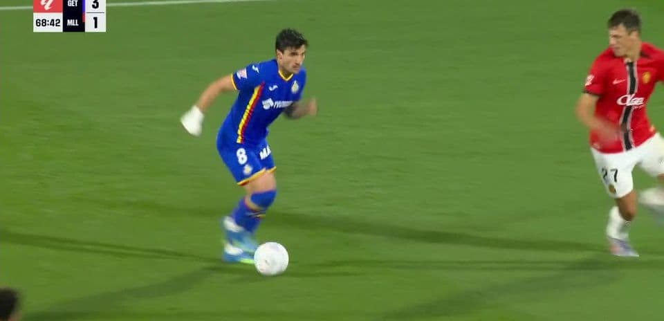Getafe futbolçusu topu sürür