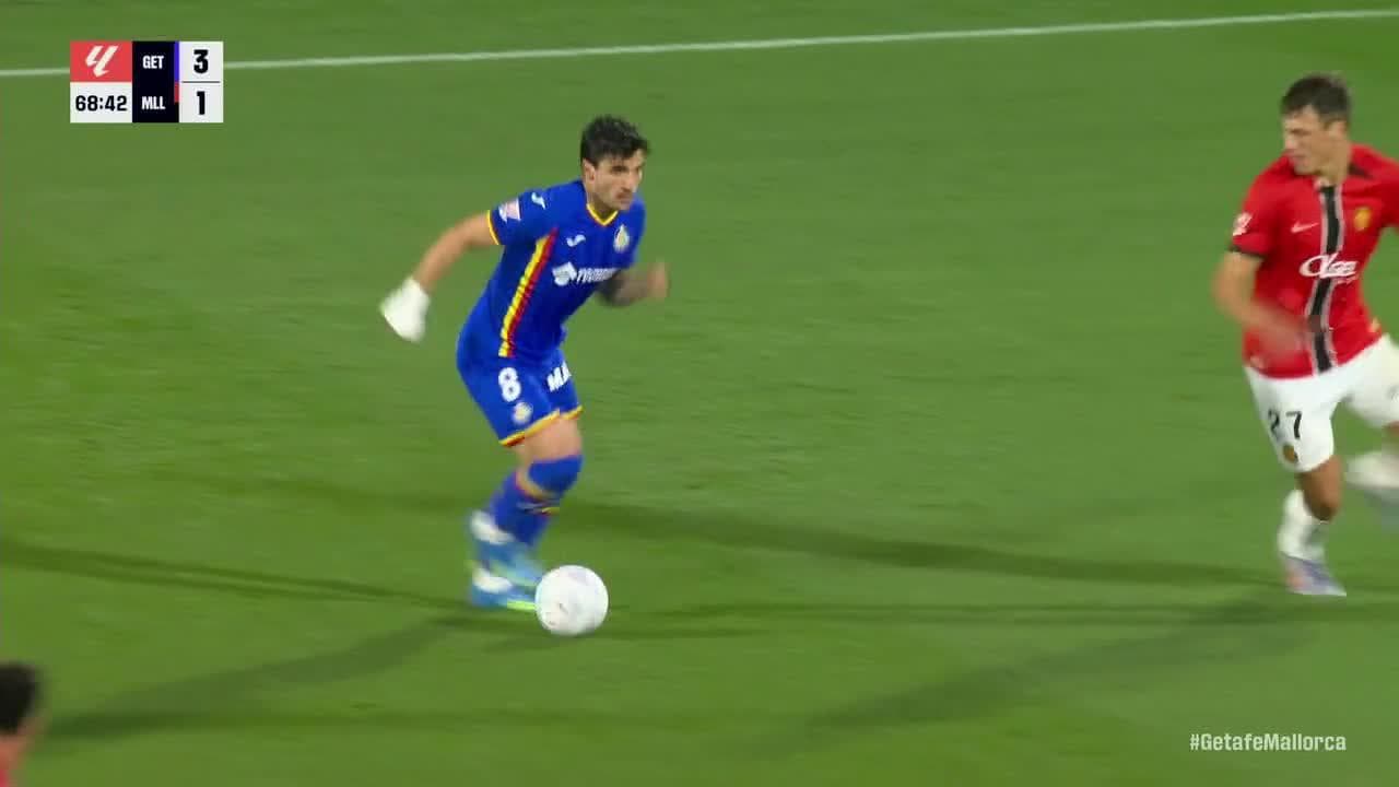 Getafe futbolçusu topu sürür