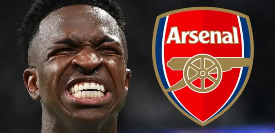Futbolçu Arsenal emblemi ilə poz verərək gülür