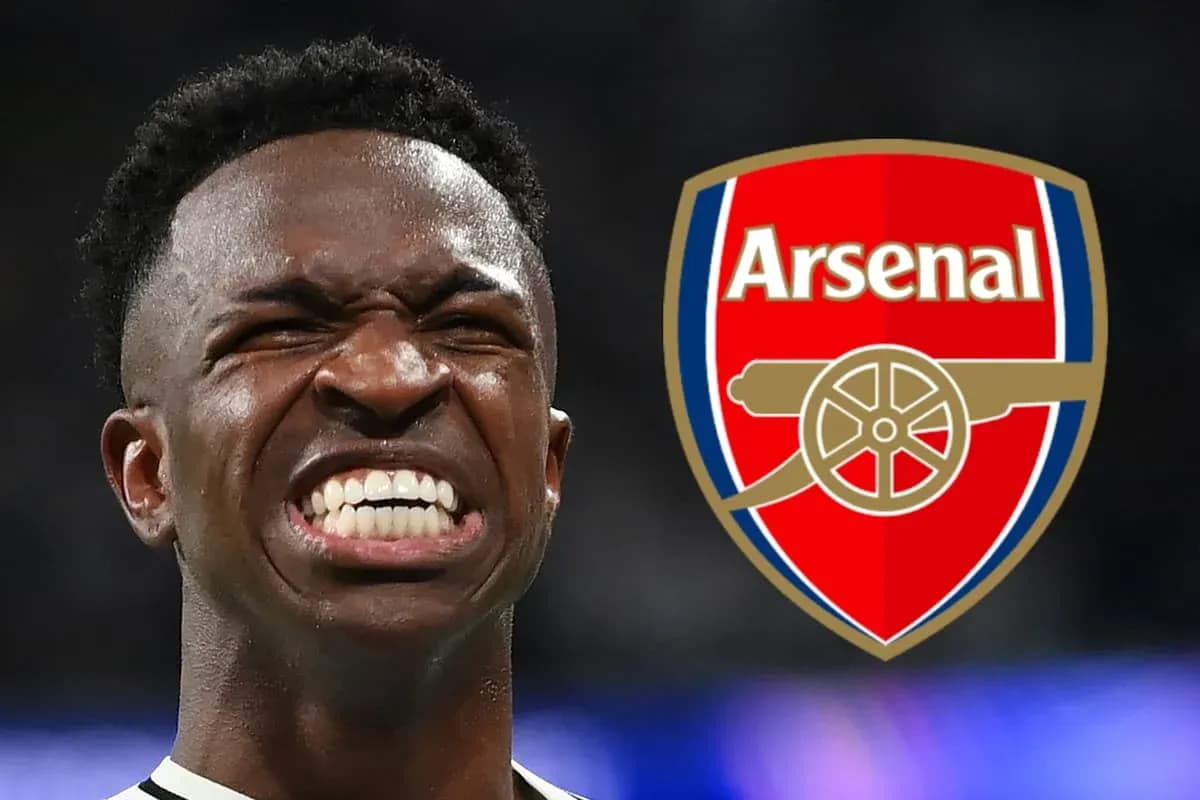 Futbolçu Arsenal emblemi ilə poz verərək gülür