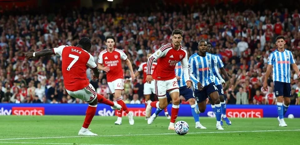 Saka preparing to shoot during Arsenal match