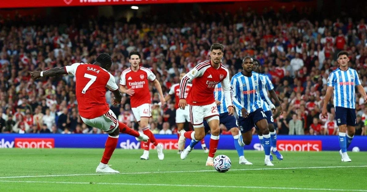Saka preparing to shoot during Arsenal match