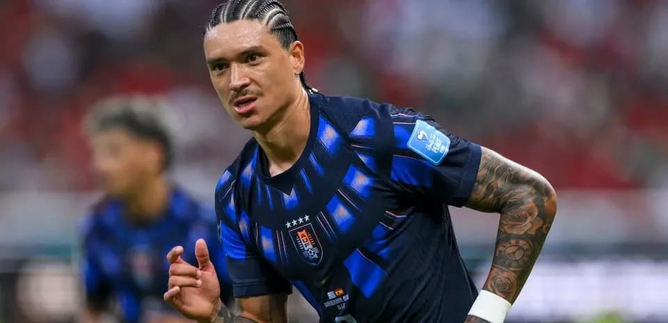 Futbolçu oyunda hərəkət edərkən görünür