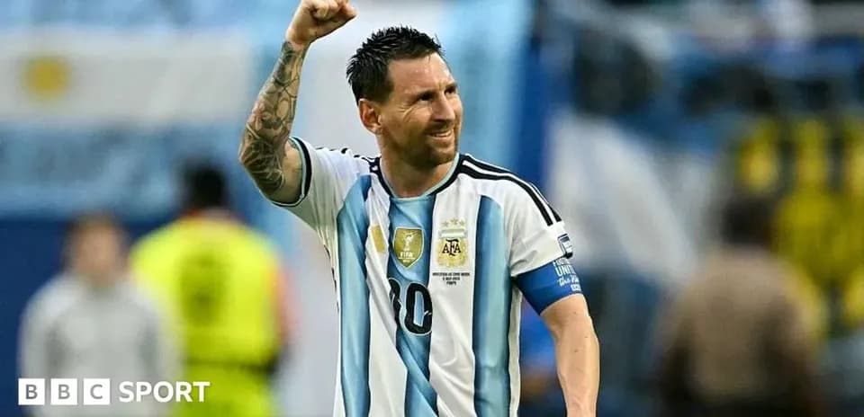 Futbolçu Messi qol vurduqdan sonra əlini qaldırır