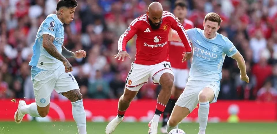 Manchester United və Manchester City oyunçuları mübarizə aparır