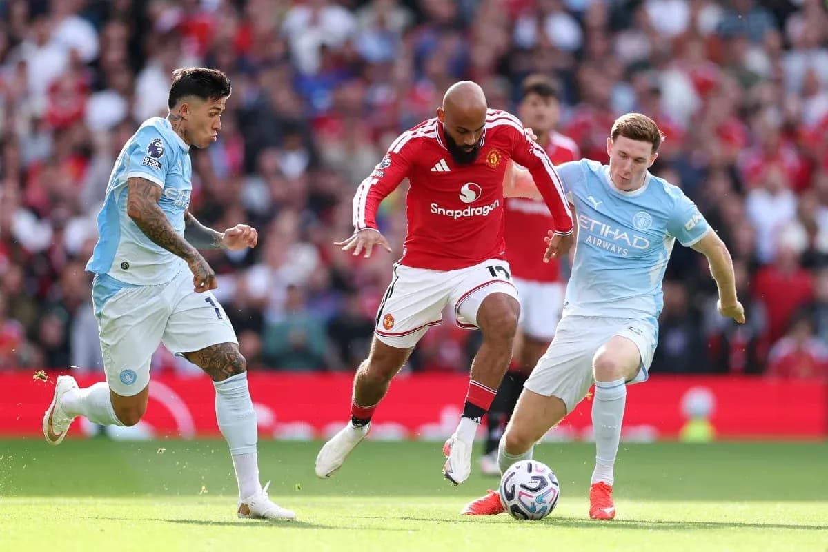 Manchester United və Manchester City oyunçuları mübarizə aparır