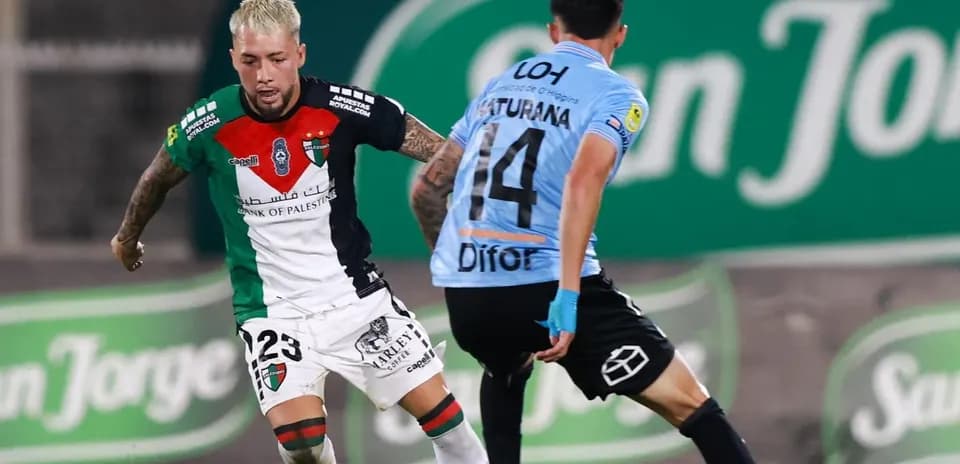 O'Higgins və Palestino futbolçuları top üçün mübarizə aparır
