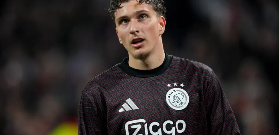 Futbolçu Ajax forması ilə meydanda