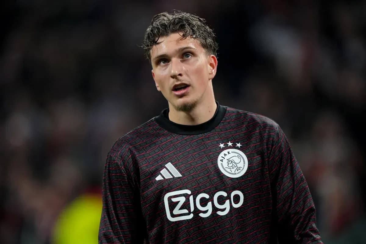 Futbolçu Ajax forması ilə meydanda