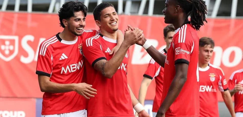 Benfika futbolçuları sevinir