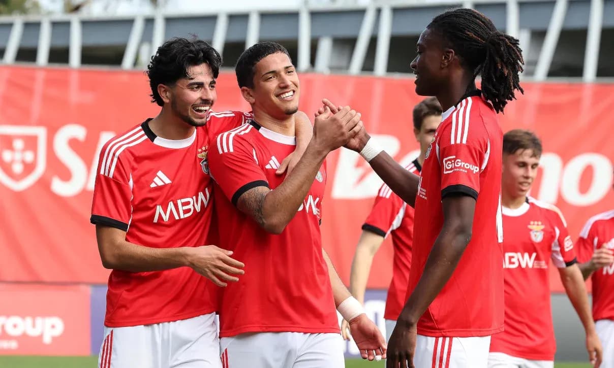 Benfika futbolçuları sevinir