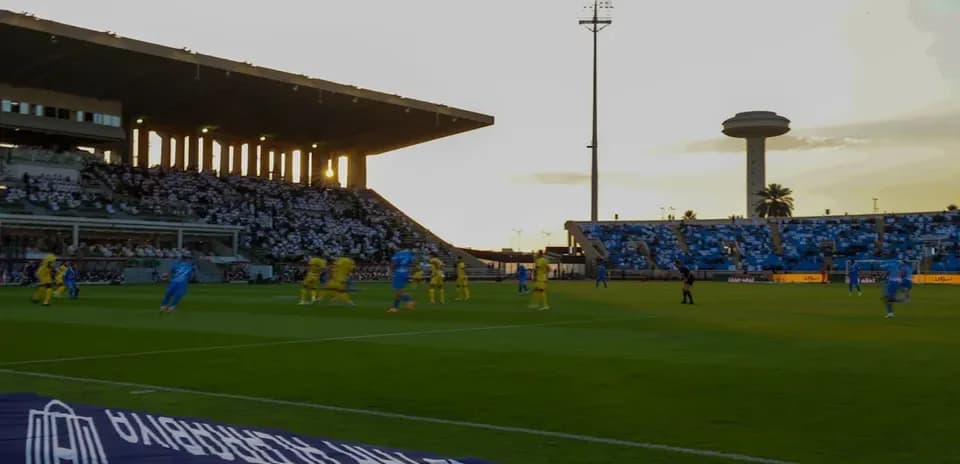 Futbol matçında oyunçular mübarizə aparır