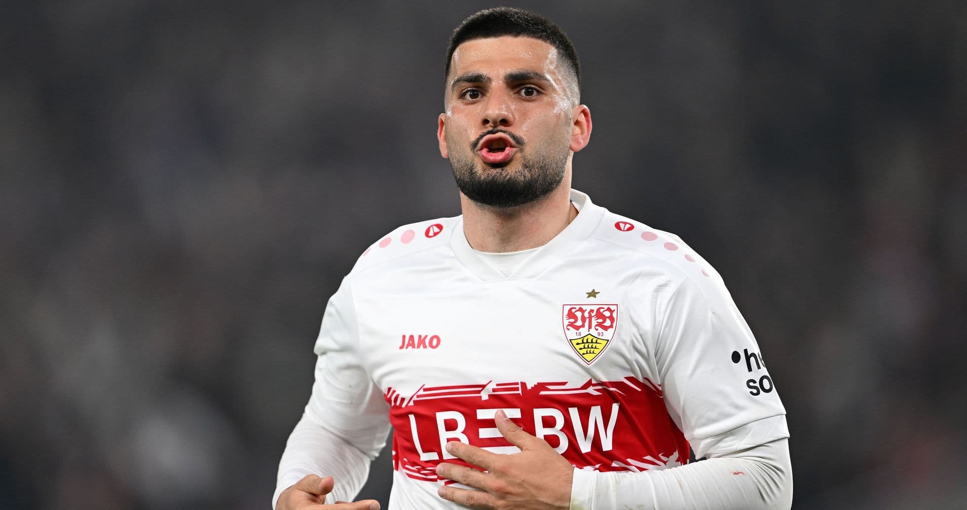Futbolçu oyun zamanı danışaraq əllərini hərəkət etdirir