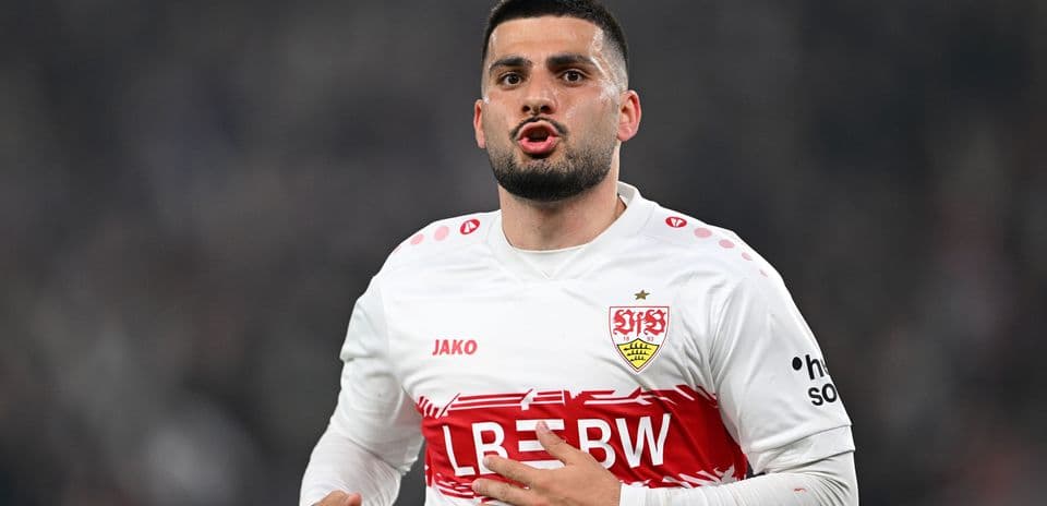 Futbolçu oyun zamanı danışaraq əllərini hərəkət etdirir