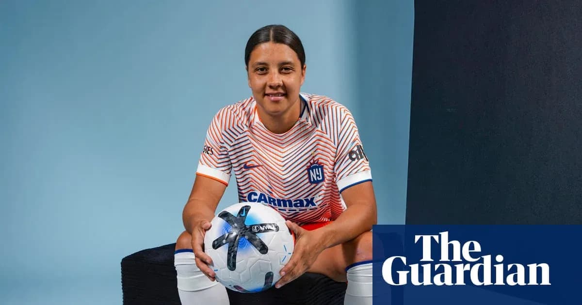 Futbolçu, top tutaraq fotoşəkil çəkdirir
