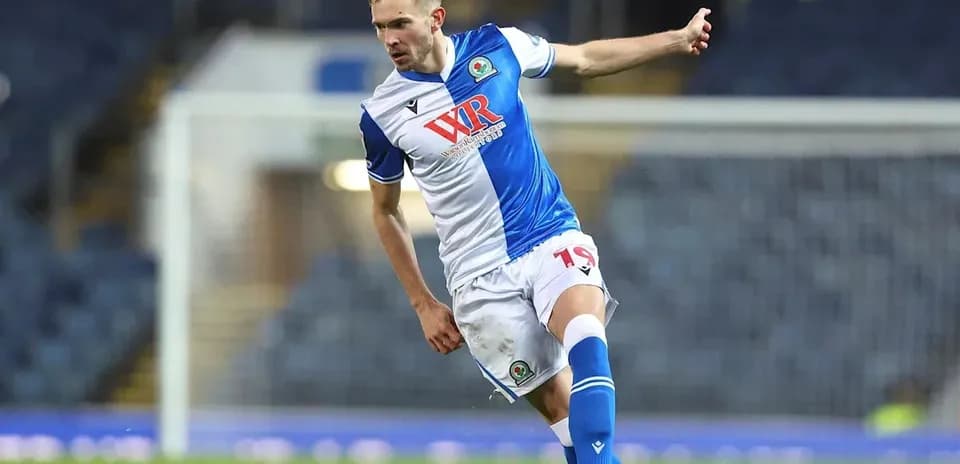 Futbolçu topa zərbə vurur, Blackburn Rovers formasıda