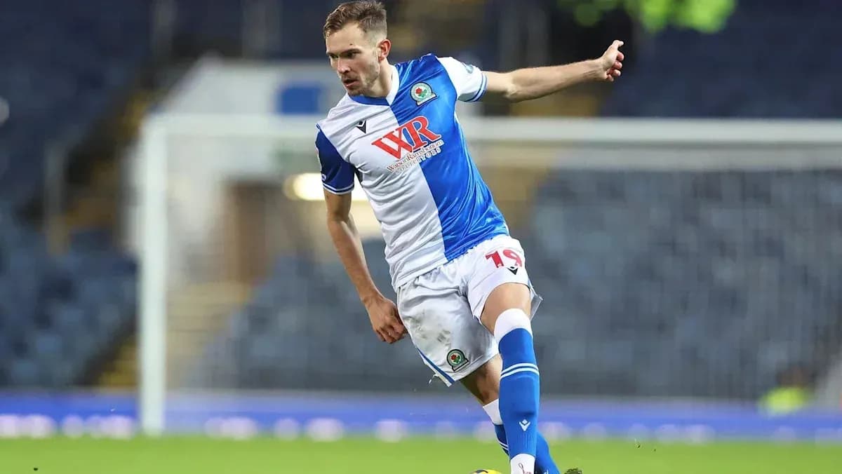 Futbolçu topa zərbə vurur, Blackburn Rovers formasıda