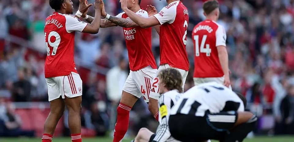 Arsenal oyunçuları sevincini qeyd edir