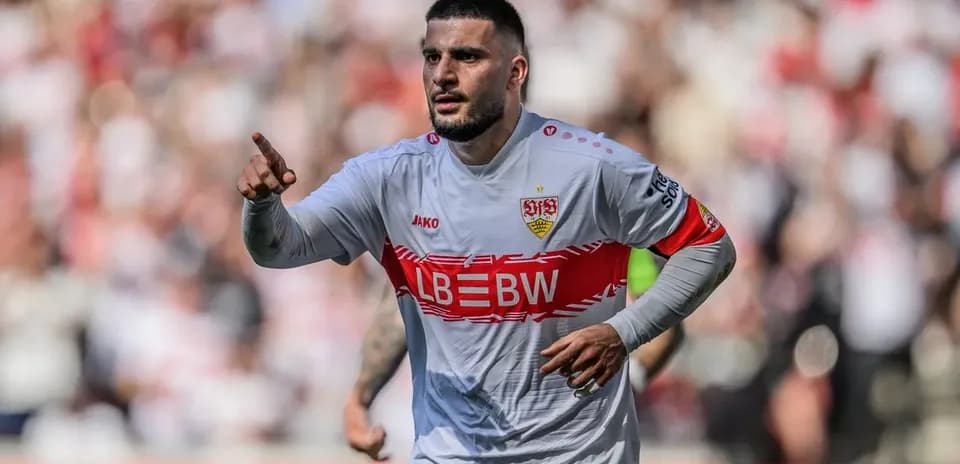 Futbolçu mükafatlandırma zamanı qol sevinci yaşayır