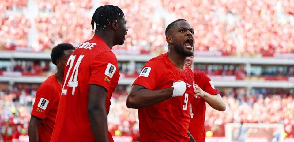 Kanada futbolçuları qələbə sevincini yaşayır